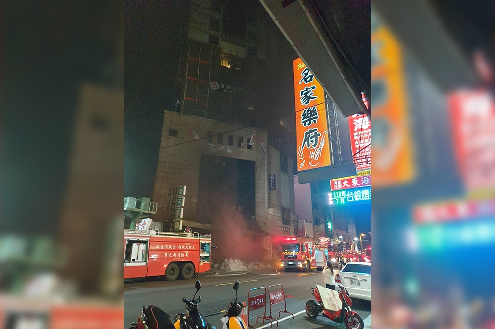 彰化喬友大樓6月30日發生火警，導致7至9樓的防疫旅館31人受困，釀4死慘劇。（取自鄭榮貴臉書）