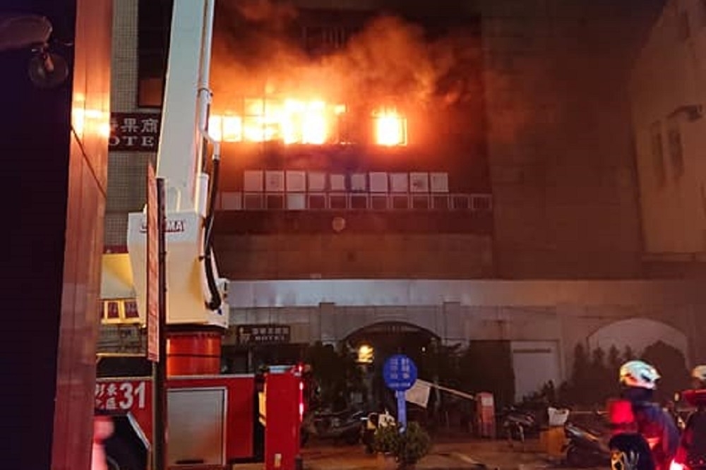 彰化喬友大樓火警造成4死，其中3人是防疫旅館內的住客。（取自臉書社團「彰化人彰化事」）