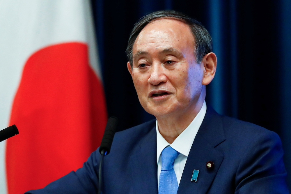 日本首相菅義偉於6月17日在首相官邸出席新冠肺炎疫情應對記者會。（湯森路透）