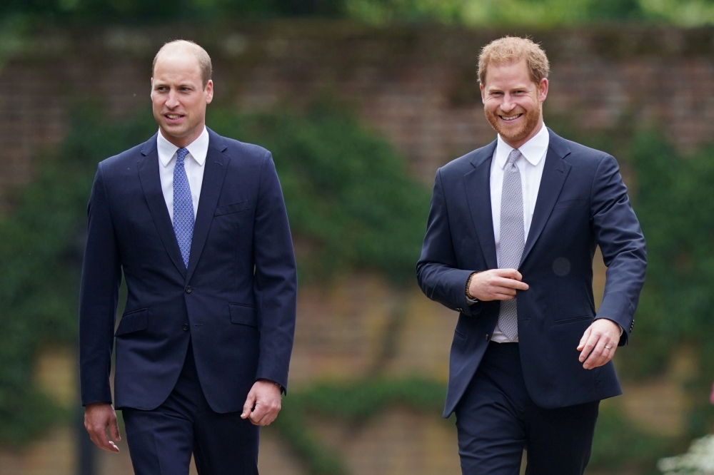 威廉王子（左）與哈利王子共同出席母親黛妃的紀念儀式，兩人皆露出笑容神情自若，似乎透露出和解曙光。（湯森路透）