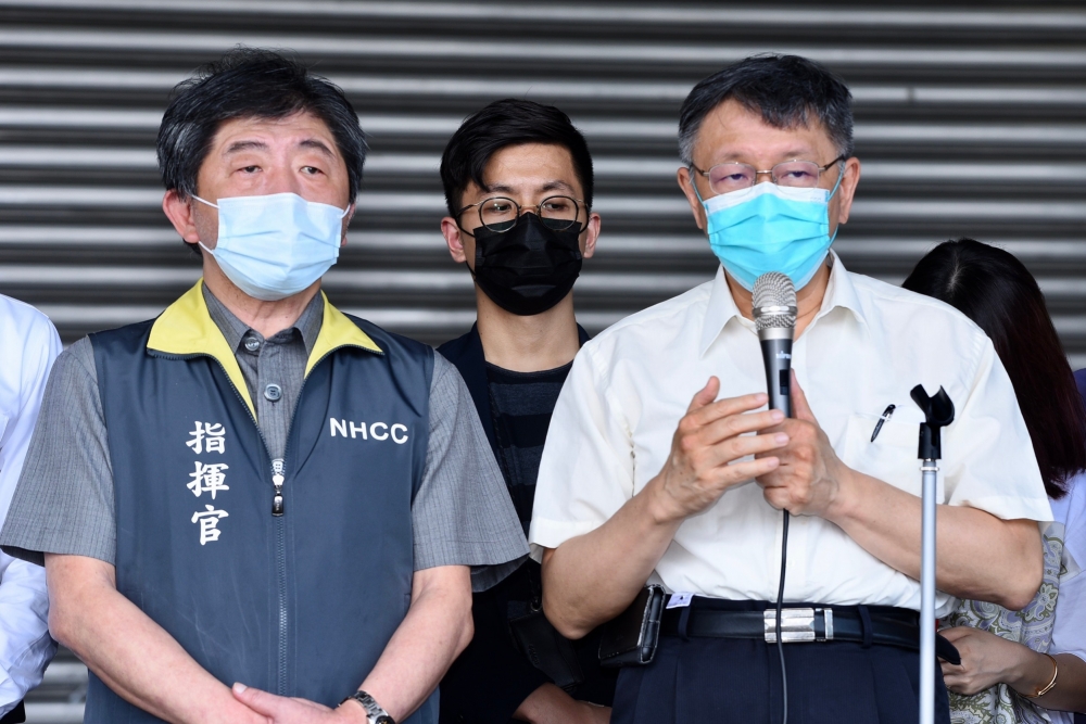 中央流行疫情指揮官陳時中、台北市長柯文哲上午共赴環南市場了解最新疫況。（張哲偉攝）