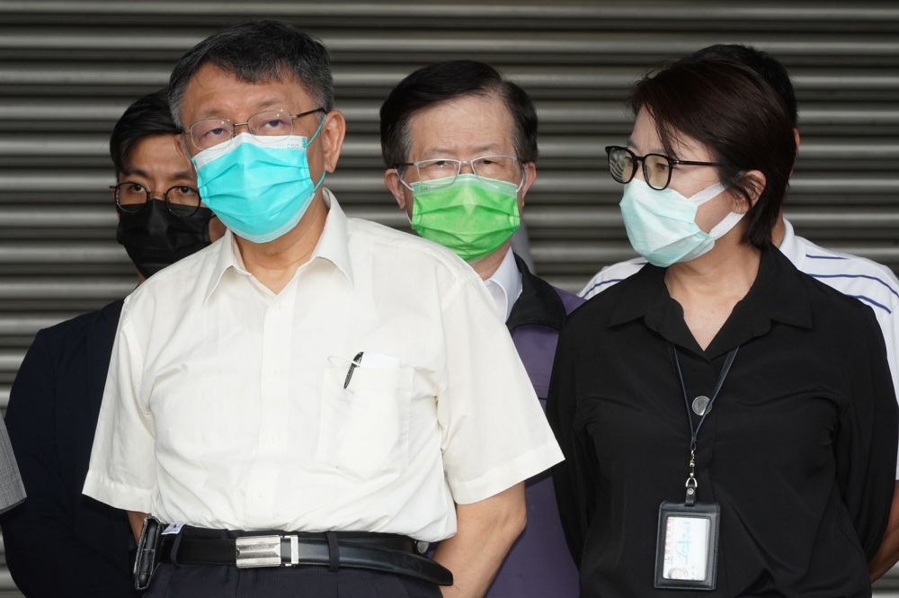 台北市衛生局長黃世傑因疫苗特權施打案請假一個月，但2日銷假上班陪同市長柯文哲到環南市場關切。（張哲偉攝）