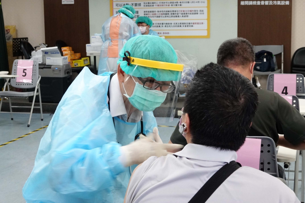 台南3日驚傳友85歲長者施打莫德納疫苗隔天竟猝死。圖為民眾近日施打疫苗情形。（資料照片／王侑聖攝）