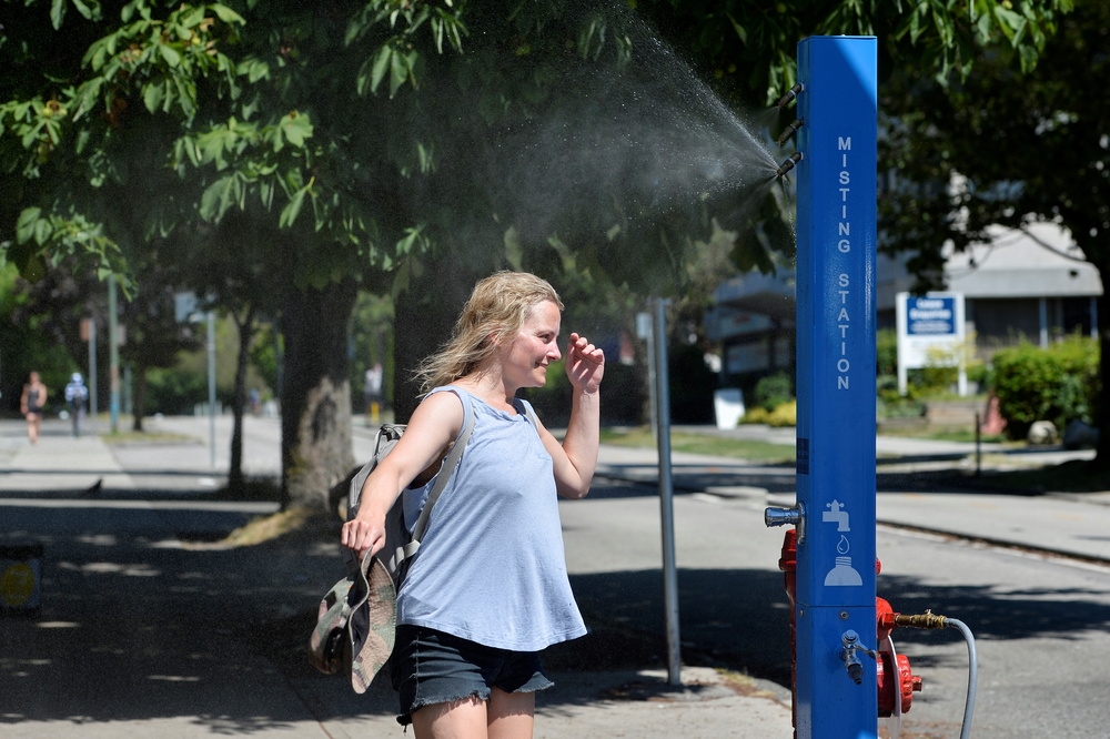 加拿大西岸連日熱浪侵襲，民眾只能自行尋求消暑方法。（湯森路透）