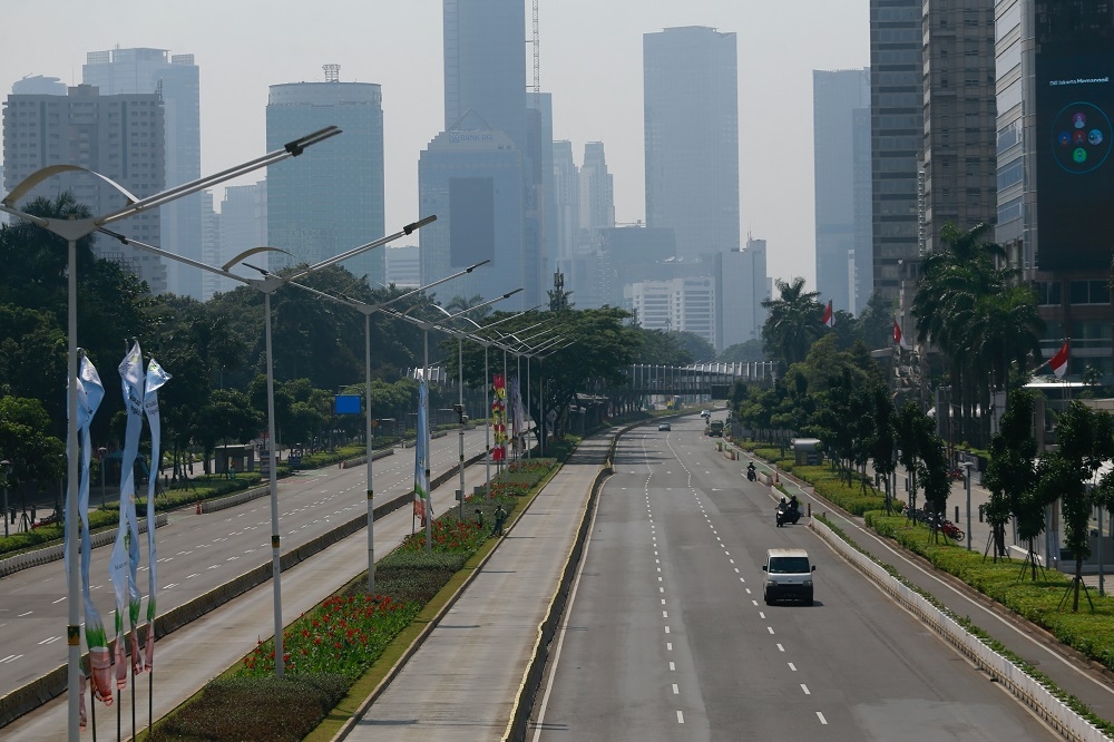 印尼疫情前所未有的嚴峻，首都雅加達以塞車之都聞名，宣布封城禁令後街道空無一人。（湯森路透）