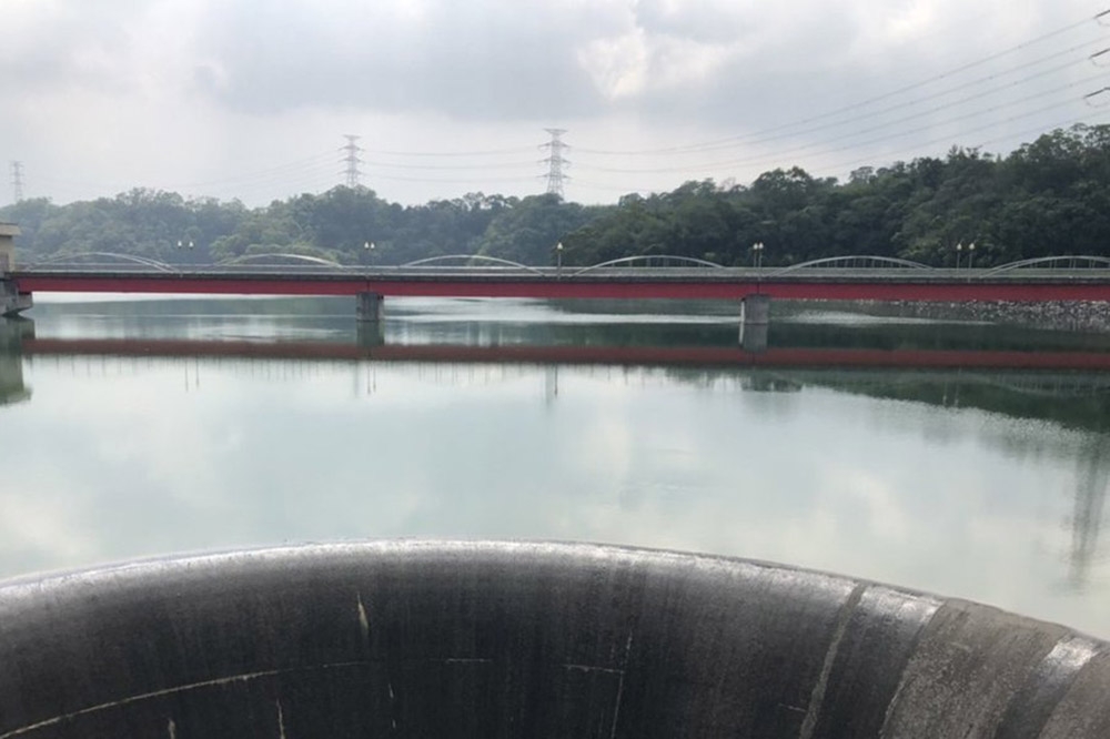 日前大部分水庫已經回到正常水平，新竹寶山第二水庫甚至水多到滿出來。（北水局提供）