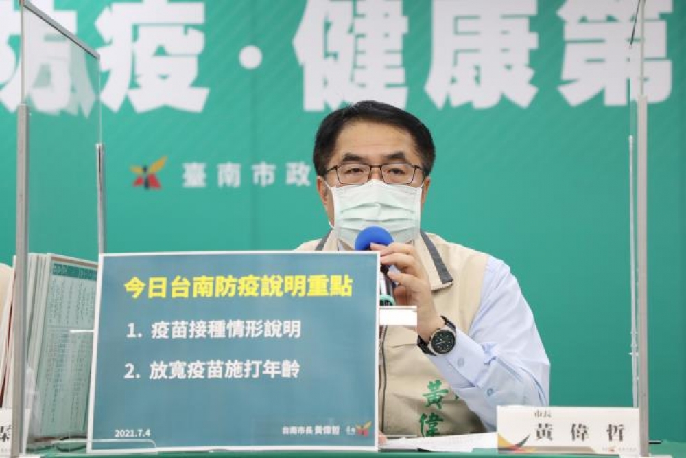 台南市長黃偉哲希望能儘快提升涵蓋率，因此將於7/5起開放70歲以上長者及60歲以上具原住民身分者；7/8起則開放65歲以上長者及55歲以上具原住民身分者接種疫苗。(台南市政府提供)