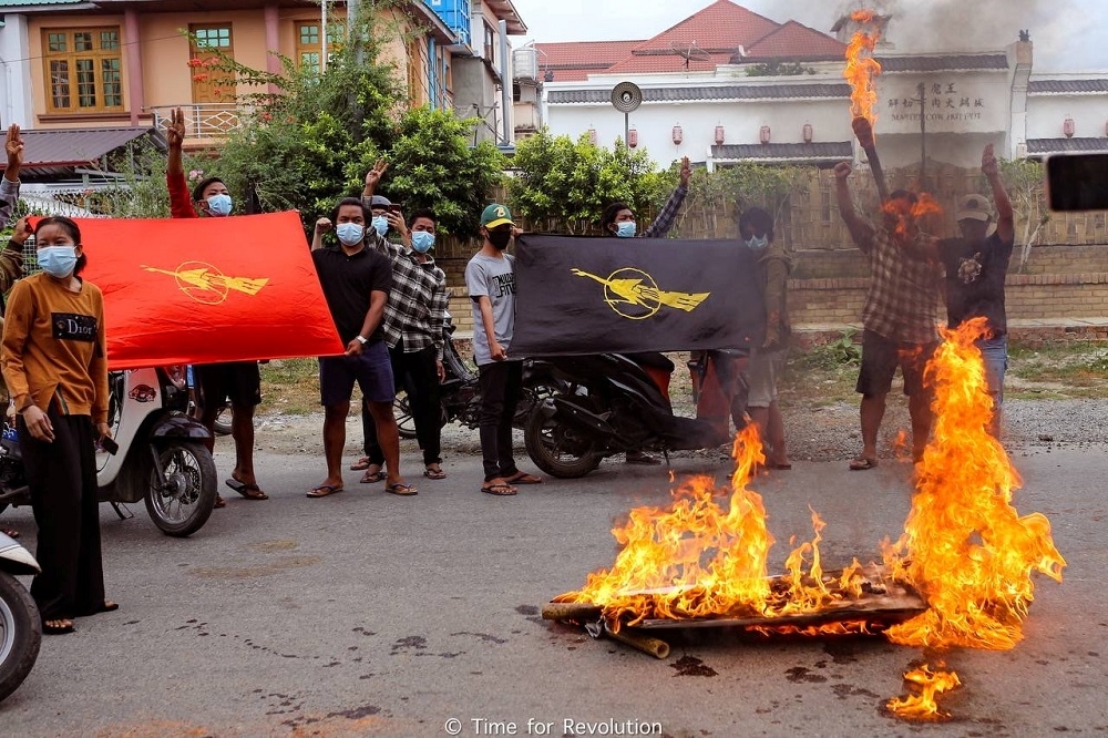 緬甸抗議者在敏昂來生日（7月3日）當天焚毀他的照片。（湯森路透）