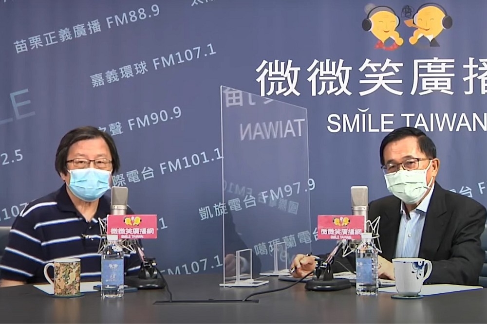 總統府前祕書長邱義仁（左）在陳水扁（右）節目中坦承，台灣現在不適合宣布獨立。（擷自微微笑廣播網YouTube）