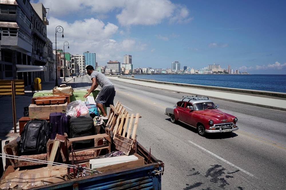 一級颶風艾莎襲擊加勒比海，即將登陸古巴，該國政府緊急疏散18萬人，同時增設避難所。（湯森路透）