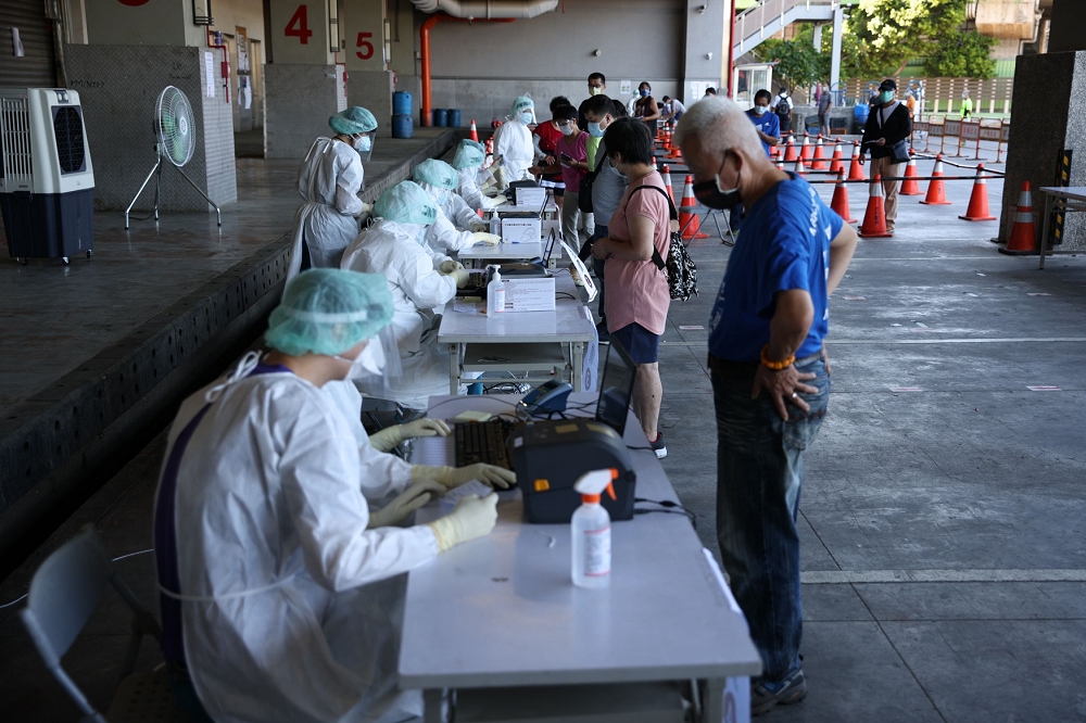 台北市批發市場進行PCR檢測，其中環南市場5日再爆1例確診。（陳愷巨攝）