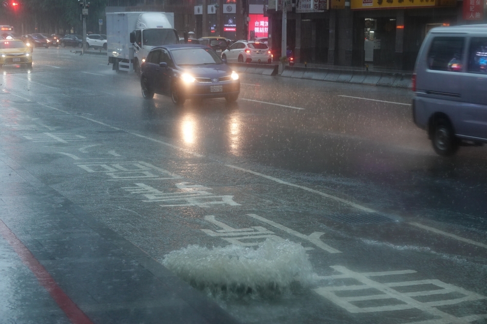 中央氣象局6日下午4點30分左右，針對全台6縣市發布大雨特報，指出對流雲系發展旺盛，易有短延時強降雨。（資料照片／王侑聖攝）