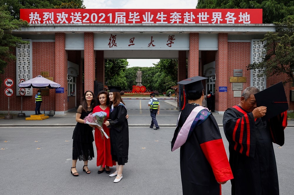 中國大學生畢業。 （湯森路透）