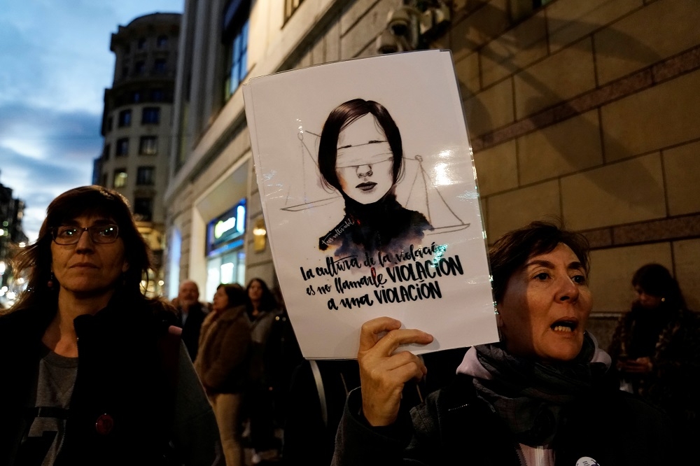 西班牙2016年一樁離譜的性侵案判決，引起該國民眾上街抗爭。（湯森路透）