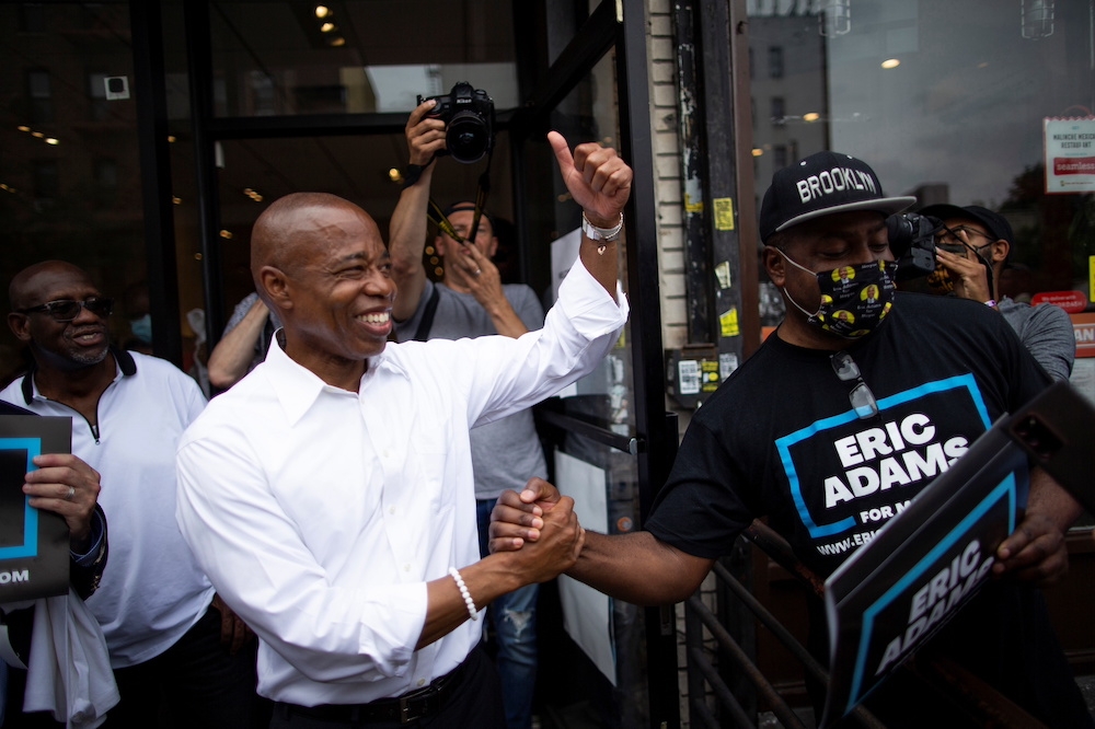 纽约市长民主党初选，由布鲁克林区长亚当斯当选，极有可能在年底大选获选为纽约市第二位黑人市长。图为6月22日投票日当天。（汤森路透）(photo:UpMedia)