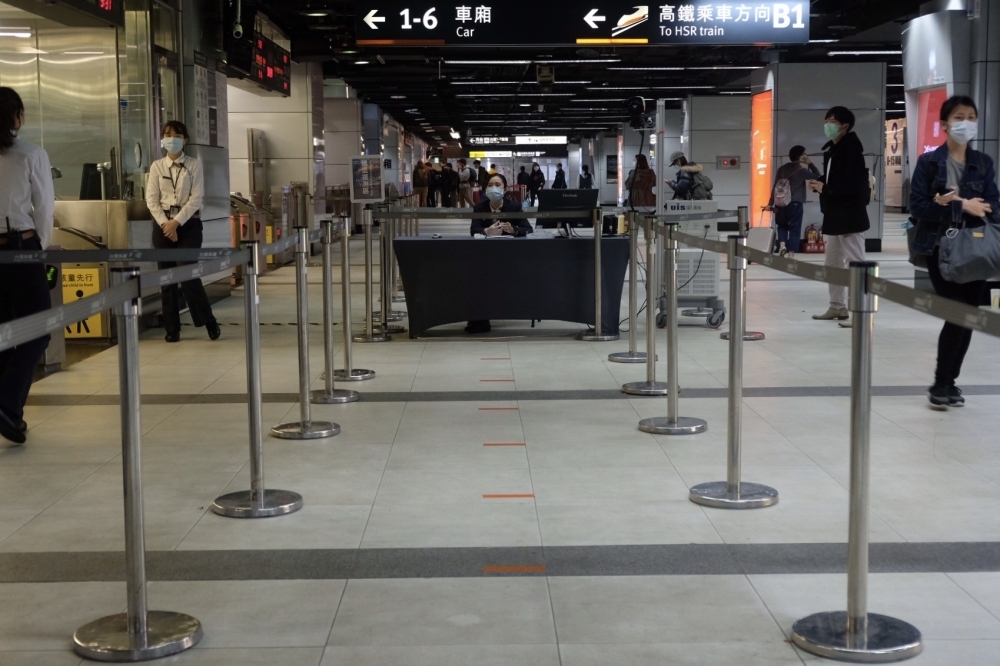 台北市7日新增14例，副市長黃珊珊公布2名個案公共場域足跡，其一為高鐵員工，6月29日到7月1日曾在台北車站排班。圖非當事人。（資料照片／蔣銀珊攝）