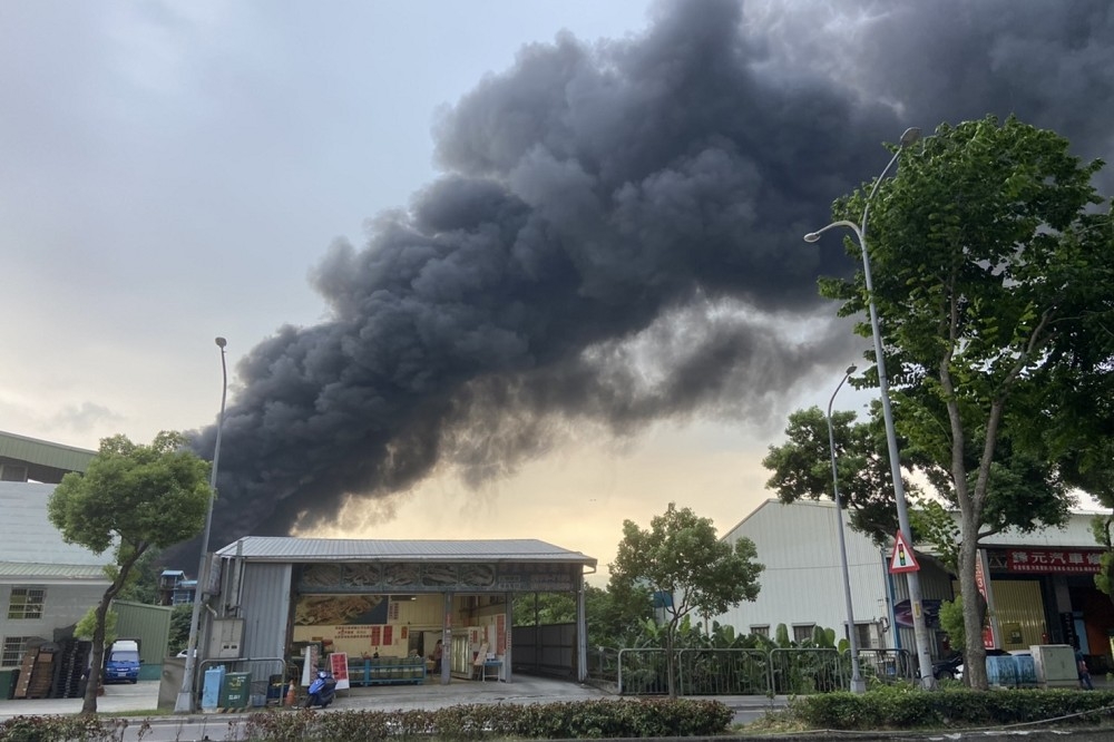 新北市樹林區一家木材工廠7日下午發生火警，現場冒出大量濃煙。（陳燕珩攝）