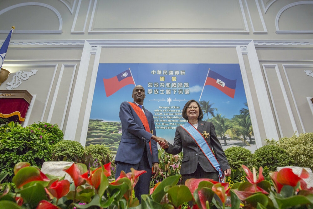 海地總統摩伊士（左）2018年訪問台灣，獲蔡英文總統贈與勳章。（圖片取自總統府）