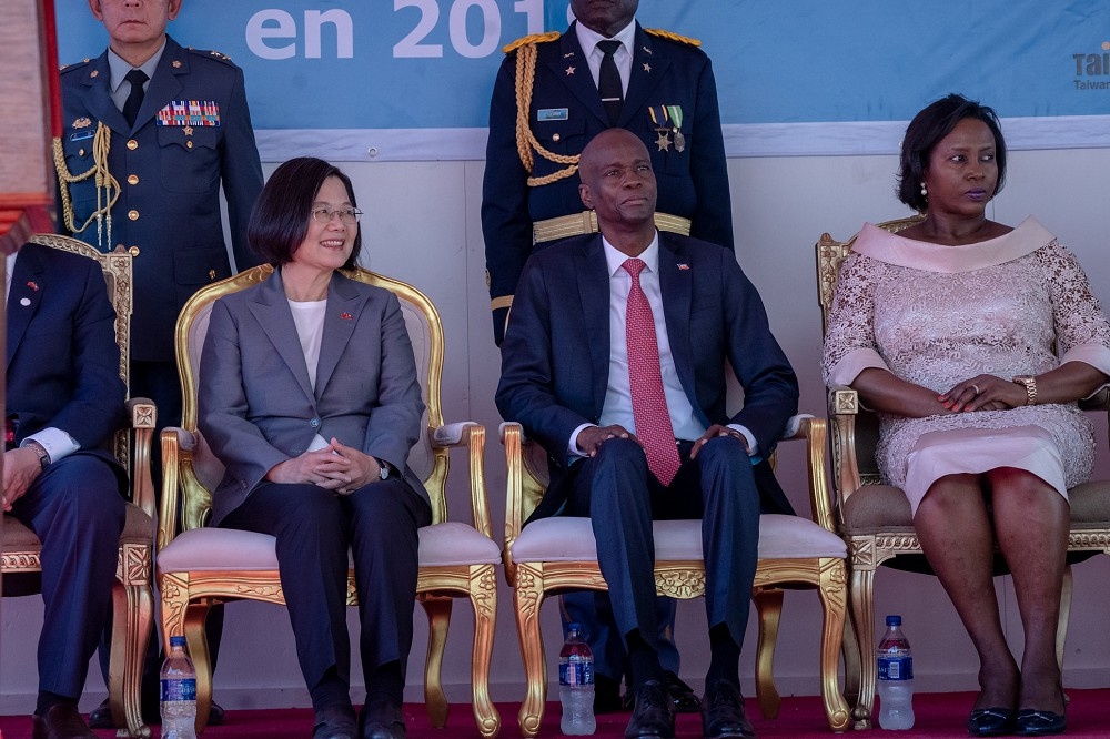 海地共和國總統摩依士（中）不幸遇刺身故，蔡總統表示哀悼與悲痛。圖為2019年7月蔡總統出訪海地。（總統府提供）