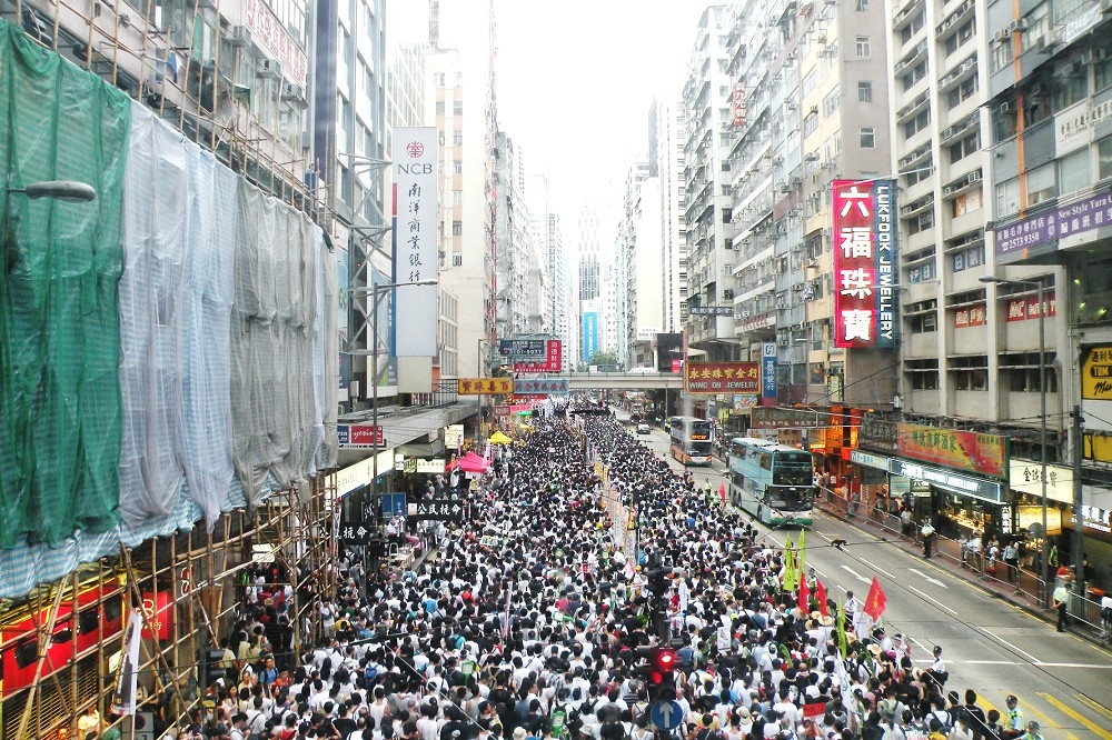 香港2014年「七一遊行」也是主題曲最多的一年，除了Beyond樂隊的《海闊天空》還有改編自《孤星淚》《Do You Hear the People Sing?》的《問誰未發聲》。（維基百科）