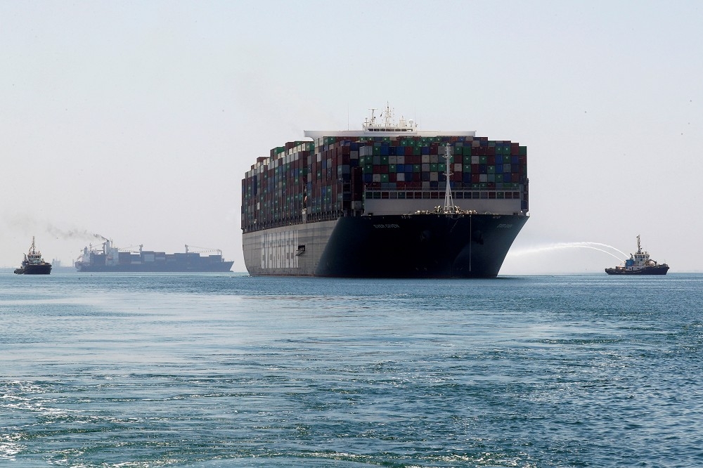 長榮貨櫃船長賜號正式駛離蘇伊士運河。（湯森路透）