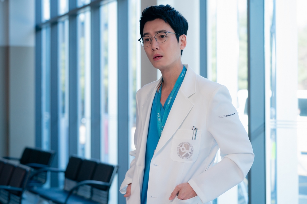 鄭敬淏在《機智醫生生活》扮演胸腔外科醫生，是個言行冷漠內心熱情的超級暖男。（Netflix提供）