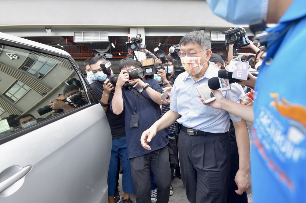台北市長柯文哲7日晚間稱要公布總統府內施打疫苗名單，強調中央把很多帳都掛在北市府。（蔣銀珊懾）