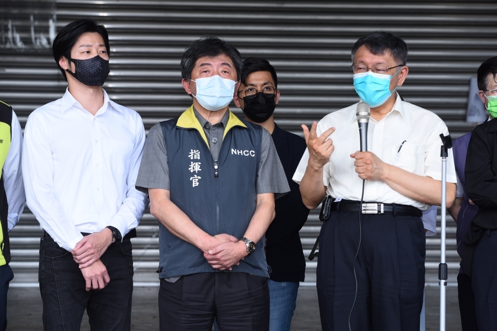 針對台北市長柯文哲（右）指控日前赴環南市場是遭指揮中心「設局」，陳時中（中）8日發布6點聲明澄清。（資料照片／張哲偉攝）