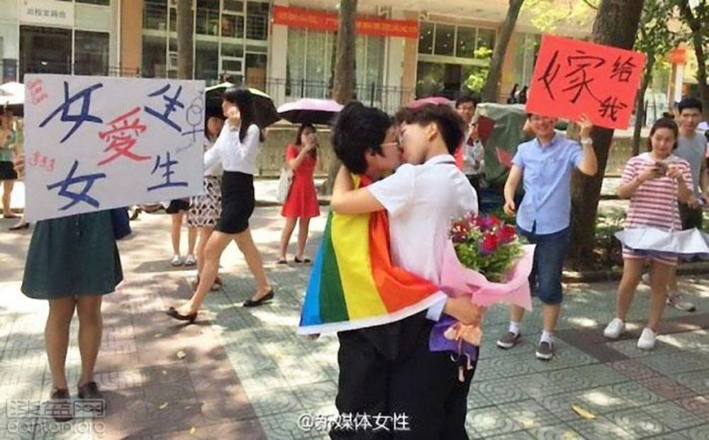 2016年，中國一對女同志戀人在畢業典禮上大方示愛，想不到卻遭校方拒絕頒發畢業證書。 （翻攝自網路）