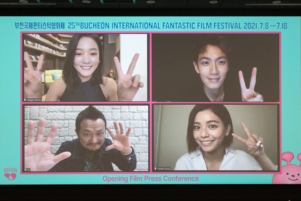 導演九把刀（左下）率領《月老》演員宋芸樺（右下）、柯震東（右上）與王淨（左上）透過視訊，與韓國媒體連線訪問。（傳影互動提供）