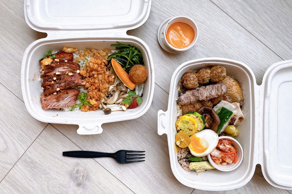 來自手串集團所推出的盲盒餐食，每週一至週三推出一款套餐，週四至週五又帶來新款，如同驚喜包的開箱型態盲盒便當每份 294 元。（Instagram@rene0619 攝）