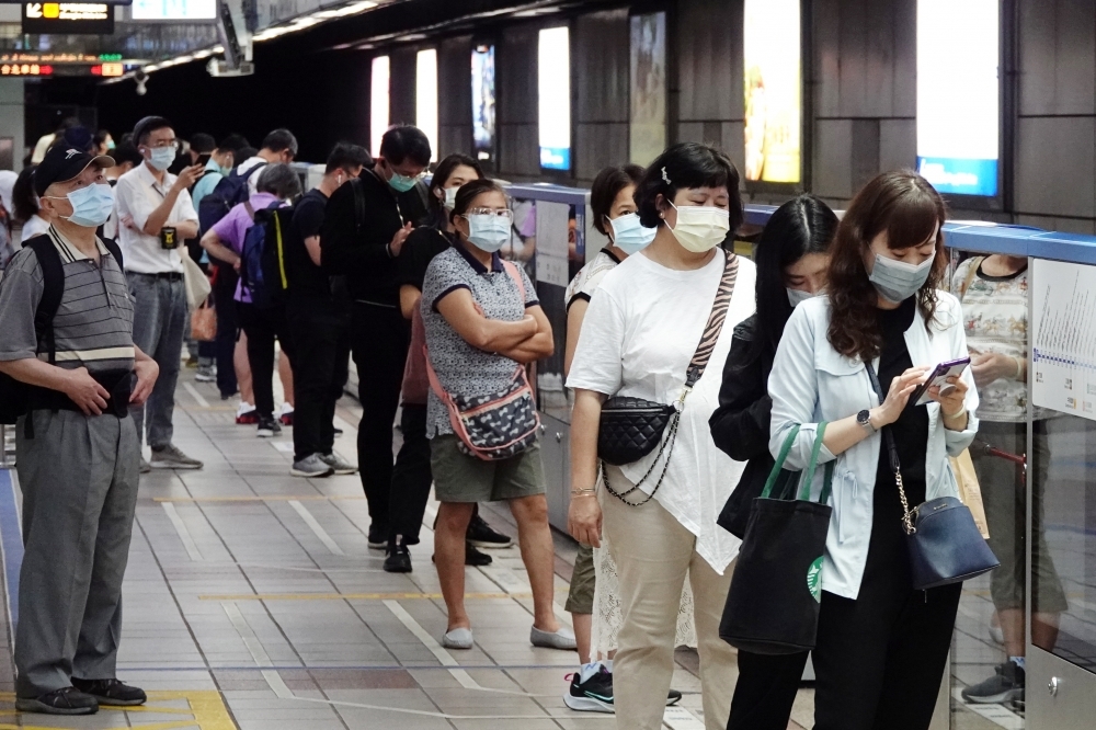 全國三級警戒延長至7月26日，民眾外出仍要繼續戴口罩保持社交距離。（資料照片／王侑聖攝）