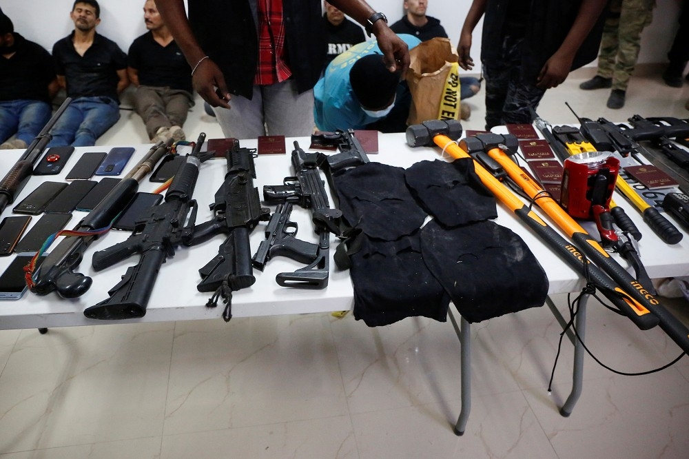 海地警方於8日晚間召開記者會展示暗殺總統的嫌犯與作案工具。（湯森路透）