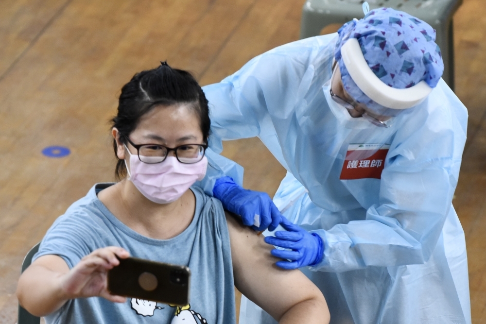 禾馨醫療集團營運長林思宏醫師9日在臉書表示，禾馨全體990名同仁接種完AZ疫苗後，產生抗體率99％以上。（資料照片／張哲偉攝）