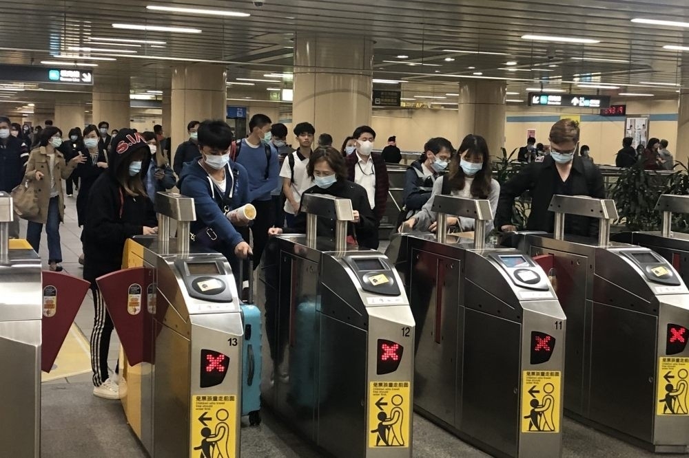 台北捷運1名外包清潔工確診染疫，北捷公司表示已匡列15人，初步PCR檢測皆為陰性，目前捷運營運正常。（資料照片／王侑聖攝）
