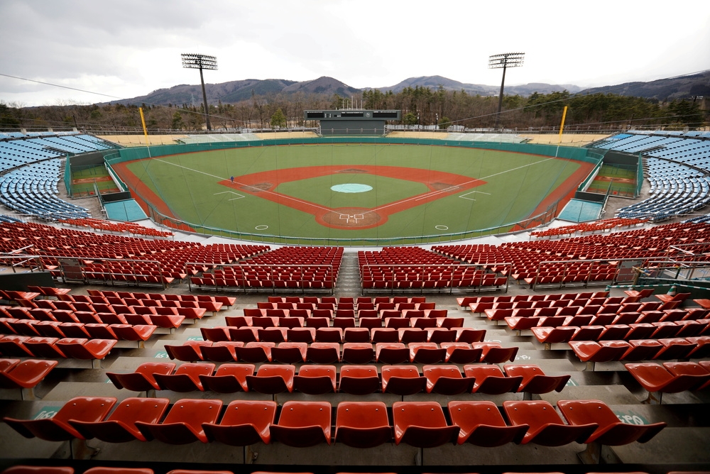 承辦棒壘球賽事的福島縣，決定採取「無觀眾」模式進行。（湯森路透）
