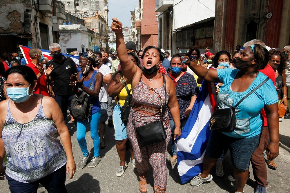 上萬名古巴年輕人上街抗議，疫情失控、經濟崩潰人民憤怒高喊「還我自由，拒絕獨裁統治」。（湯森路透）