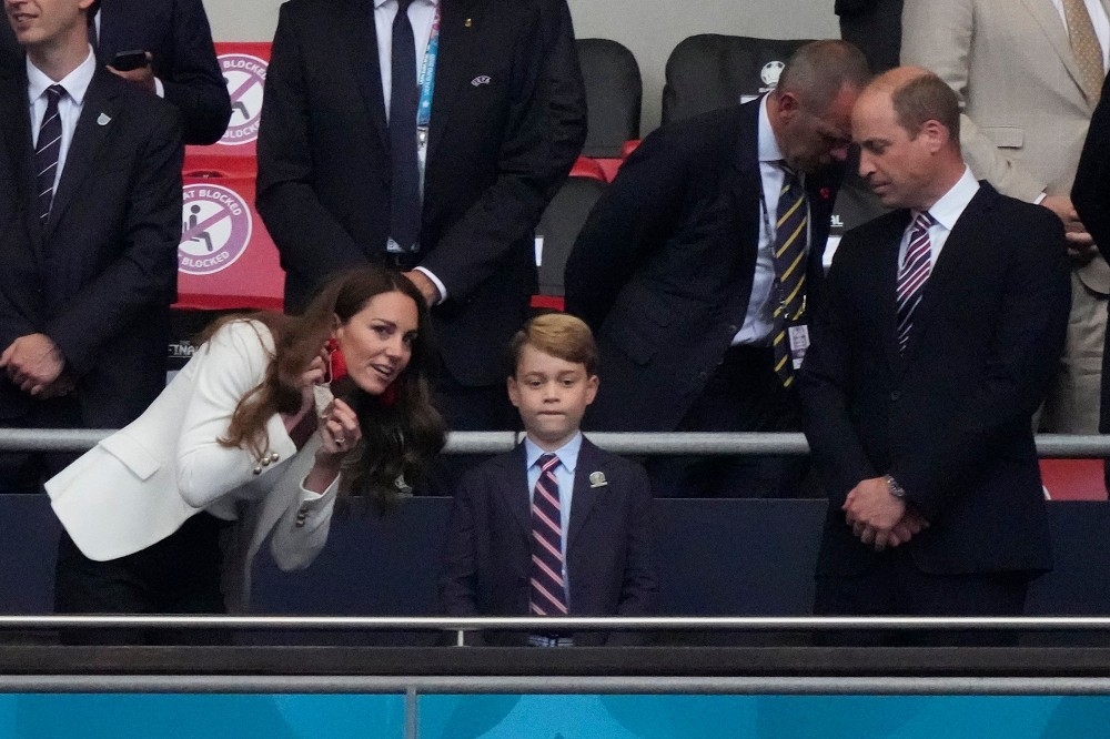 威廉王子與凱特王妃帶著喬治小王子觀看歐洲盃冠軍賽，他的表情多變生動，被側拍成影片在網路瘋傳，萌翻粉絲。（湯森路透）
