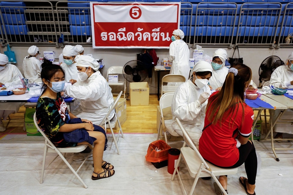 泰國醫護替民眾進行疫苗接種。（湯森路透）