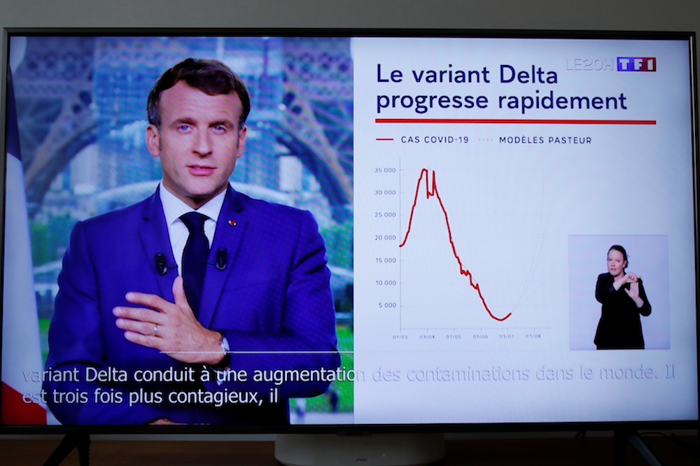 法國總統馬卡洪親上電視宣布最新防疫政策。（湯森路透）