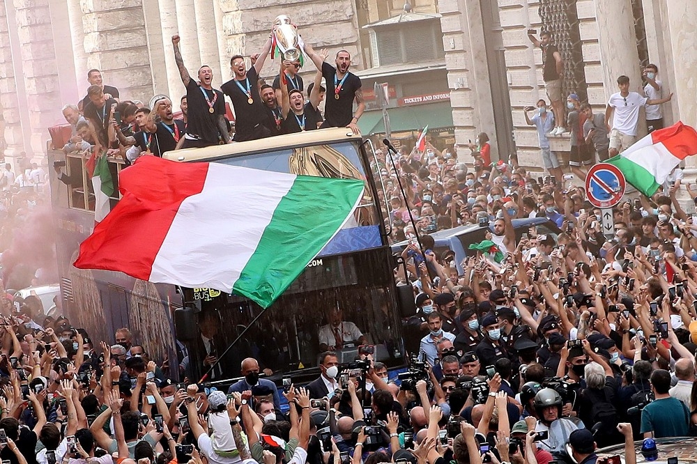 義大利國家代表隊勇奪歐國杯冠軍，回國受到民眾夾道歡迎。（湯森路透）