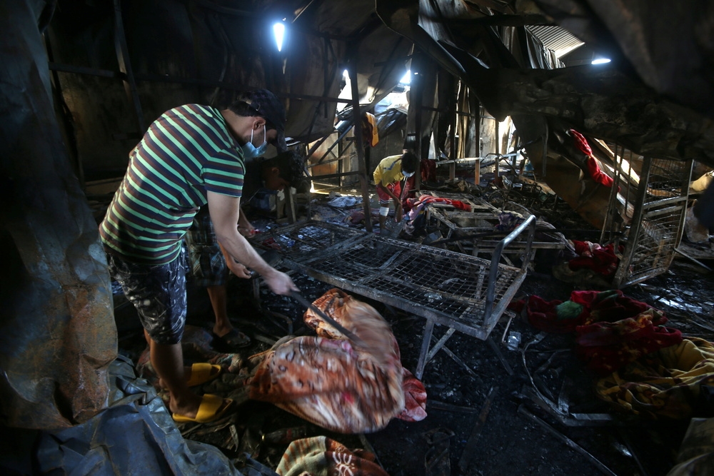 被大火烧成焦黑的纳西里耶海珊医院内部。（汤森路透）(photo:UpMedia)
