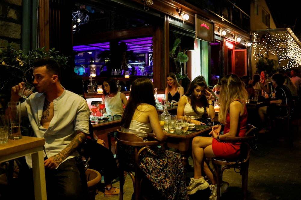 希臘室外餐廳座位區，7月6日景象。（湯森路透）