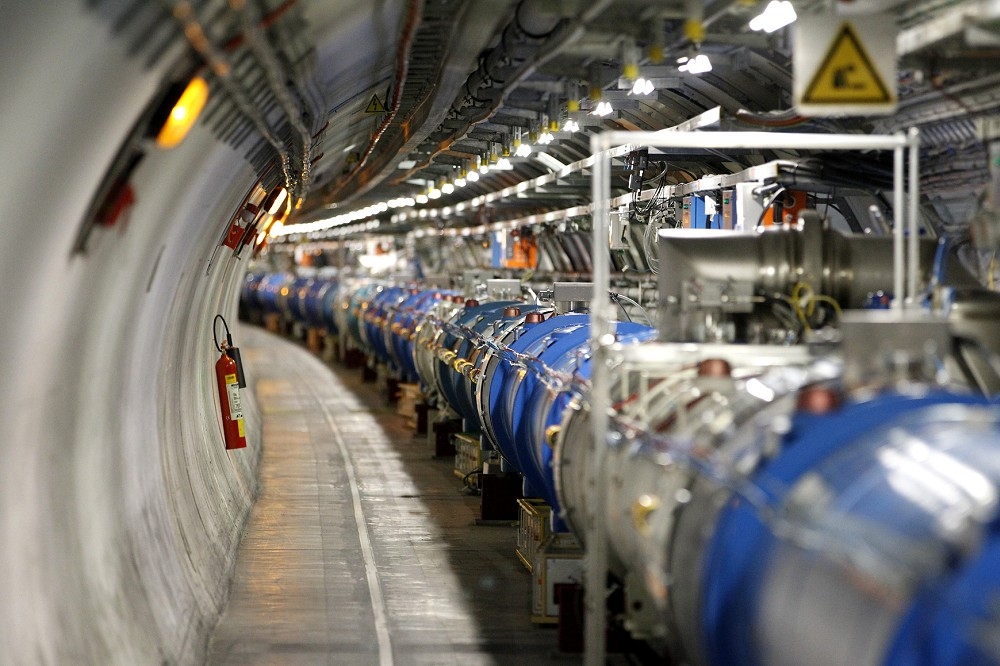大型強子對撞機（Large Hadron Collider，簡稱 LHC）協助科學家於 2012 年觀測到希格斯玻色子（Higgs Boson），為世上最複雜、撞擊能量最高的粒子加速器。（湯森路透）