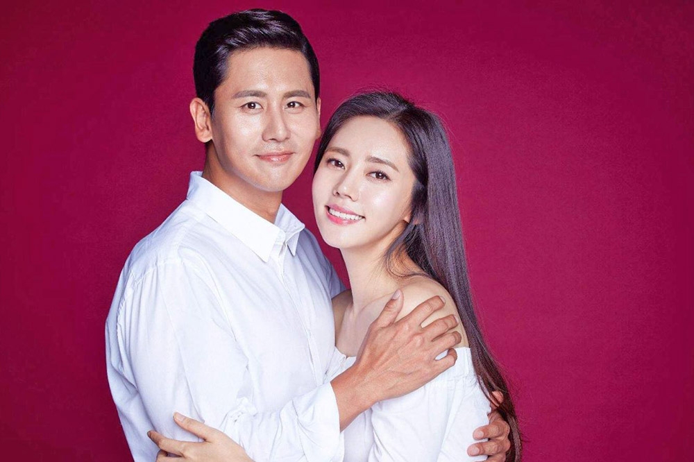 韓國女星秋瓷炫（右）與中國小生演員于曉光婚後常在節目中大曬恩愛。（取自微博）