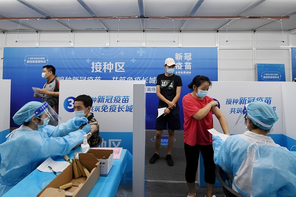 中國完成對BNT疫苗的專家審查階段。（湯森路透）