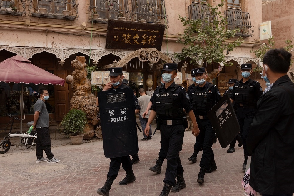 警員在中國新疆喀什地區巡邏。（湯森路透）