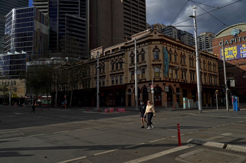 圖為空蕩的雪梨街頭。澳洲維省宣布實施封鎖政策，四成澳洲民眾維持居家隔離狀態。（湯森路透）