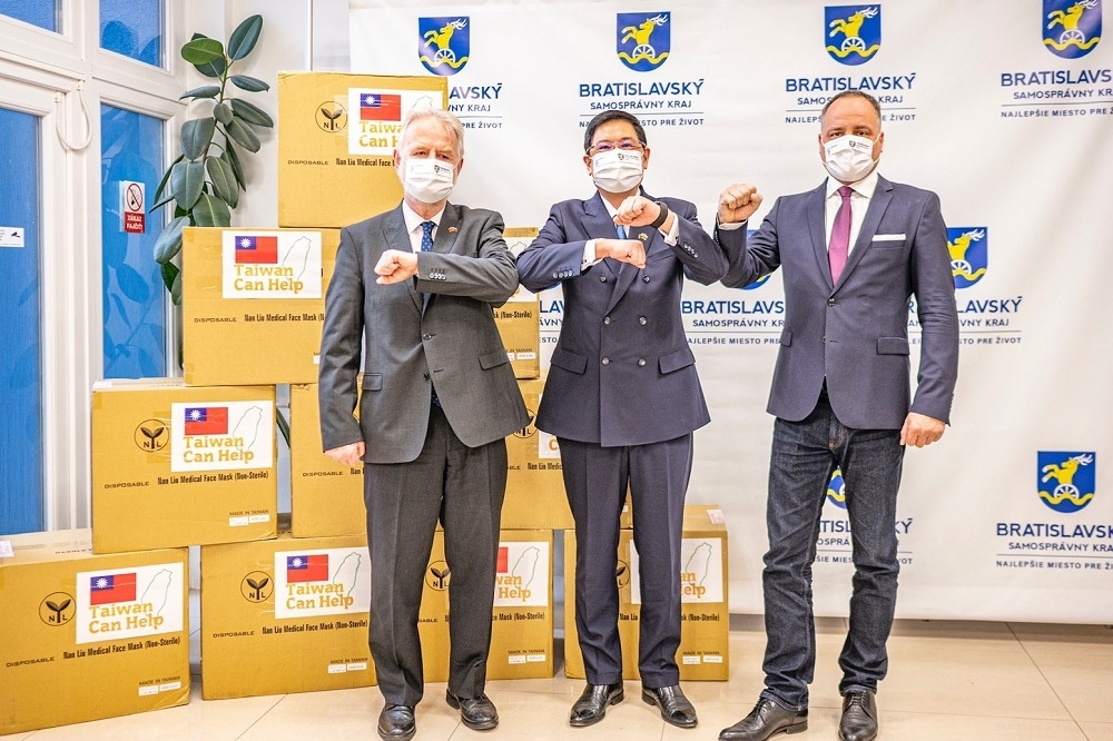 斯洛伐克回報台灣日前「口罩之恩」，宣布捐贈1萬劑疫苗給台灣。（駐斯洛伐克代表處提供）