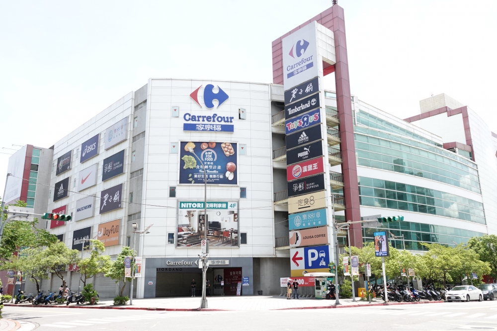 北市內湖區繼好市多、IKEA傳出有確診者足跡停業後，家樂福內湖店16日也傳出有確診者足跡停業一天大消毒。（王侑勝攝）